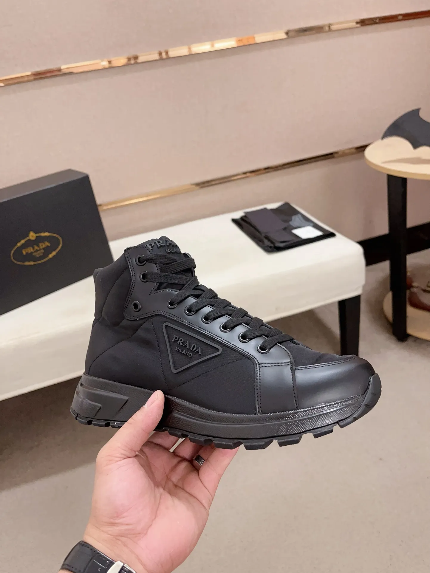 Men's shoes 💰 660💰 ✔️✔️✔️Top version High-quality new PRADA counters are launched simultaneously, new men's shoes, 😘fabrics are selected from first-layer cowhide and waterproof fabrics. Lining: Imported cowhide leather lining. 👍🏿High-end☄️Open-molded non-slip rubber outsole, exquisite lines, simple and elegant, comfortable and high-end for leisure travel. Number of yards: 38 to 44. Can be customized 45-46 non-returnable